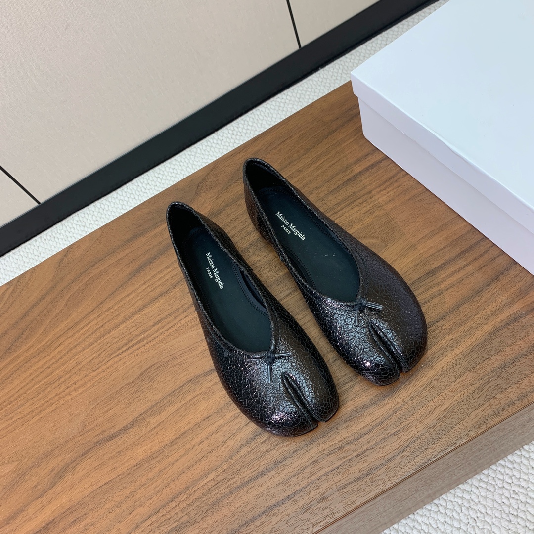 【Maison Margie*a】玛吉拉分趾单鞋。复古韵味，显瘦百搭。鞋面原版植柔羊皮、爆裂皮。羊皮内里