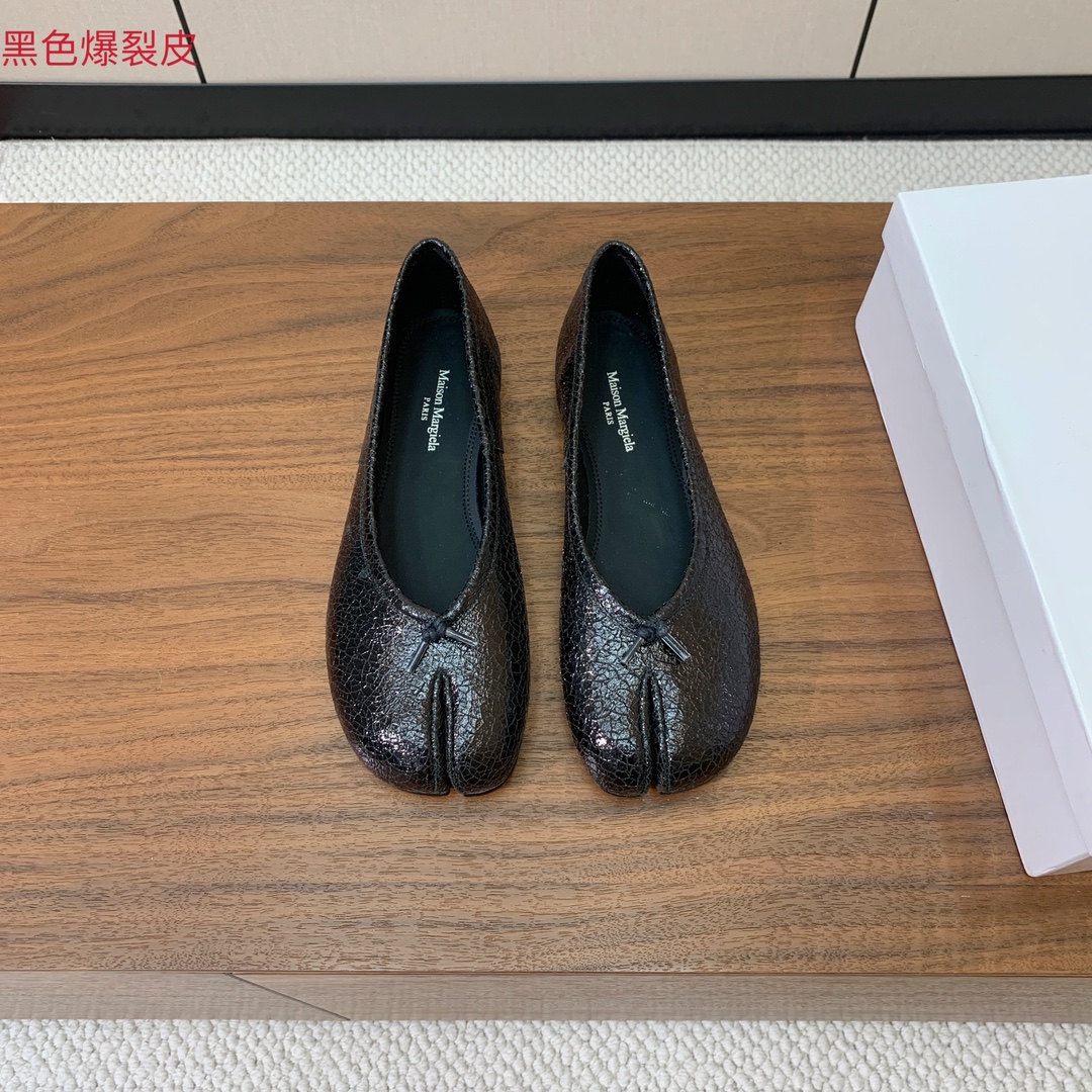 【Maison Margie*a】玛吉拉分趾单鞋。复古韵味，显瘦百搭。鞋面原版植柔羊皮、爆裂皮。羊皮内里