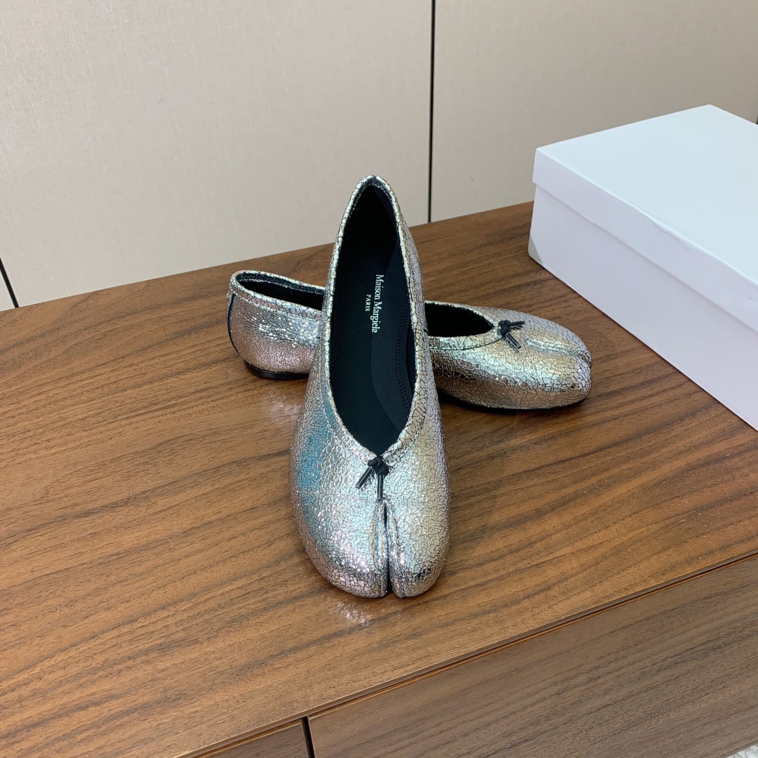 【Maison Margie*a】玛吉拉分趾单鞋。复古韵味，显瘦百搭。鞋面原版植柔羊皮、爆裂皮。羊皮内里