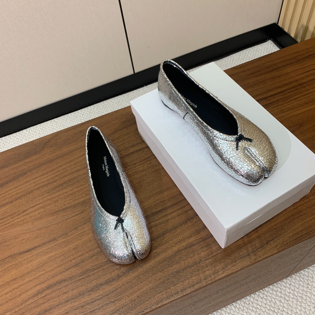【Maison Margie*a】玛吉拉分趾单鞋。复古韵味，显瘦百搭。鞋面原版植柔羊皮、爆裂皮。羊皮内里