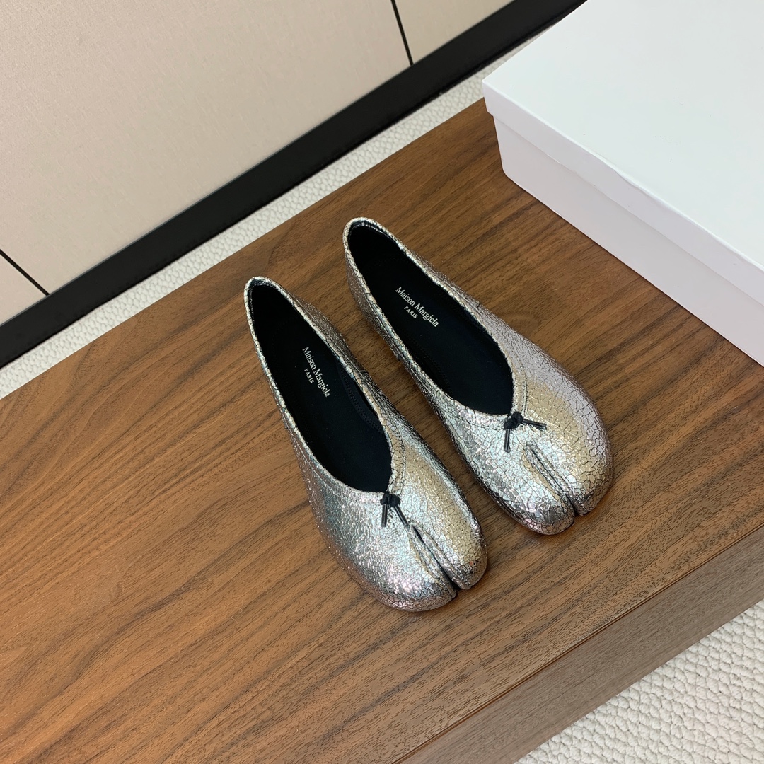 【Maison Margie*a】玛吉拉分趾单鞋。复古韵味，显瘦百搭。鞋面原版植柔羊皮、爆裂皮。羊皮内里