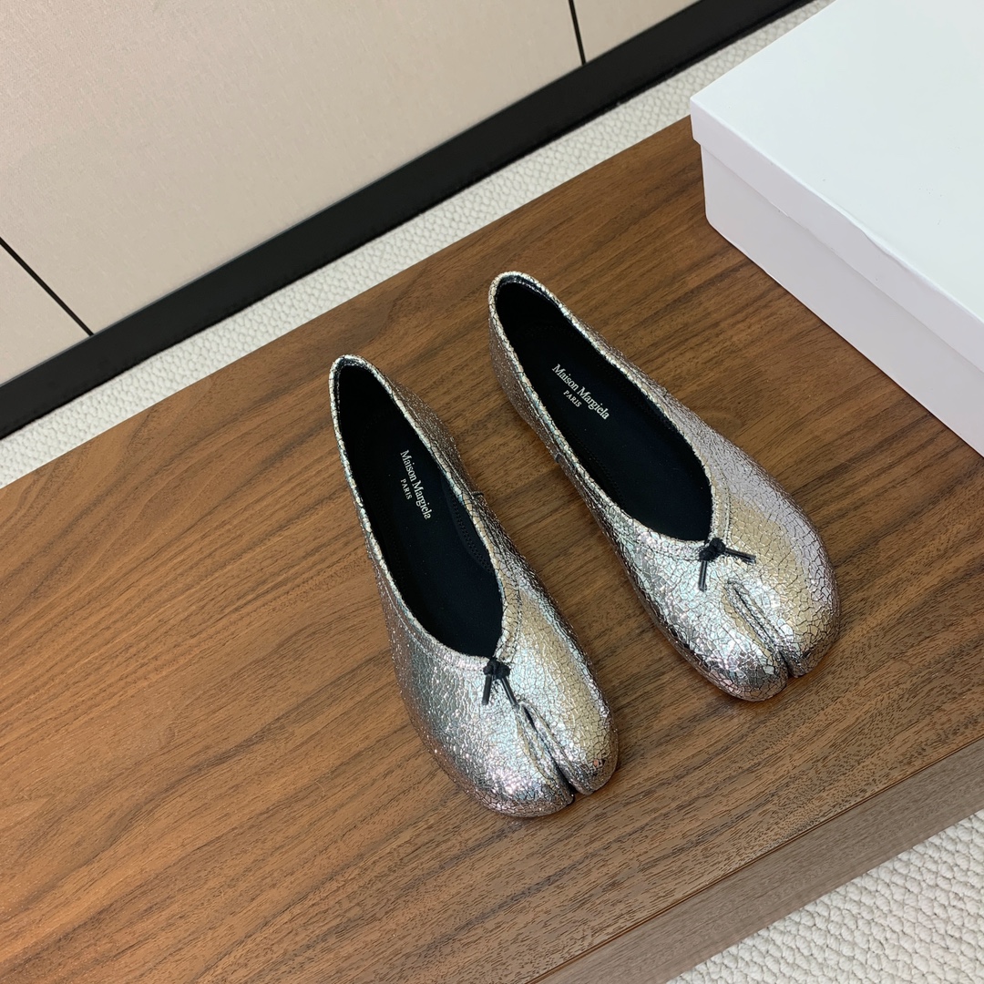 【Maison Margie*a】玛吉拉分趾单鞋。复古韵味，显瘦百搭。鞋面原版植柔羊皮、爆裂皮。羊皮内里