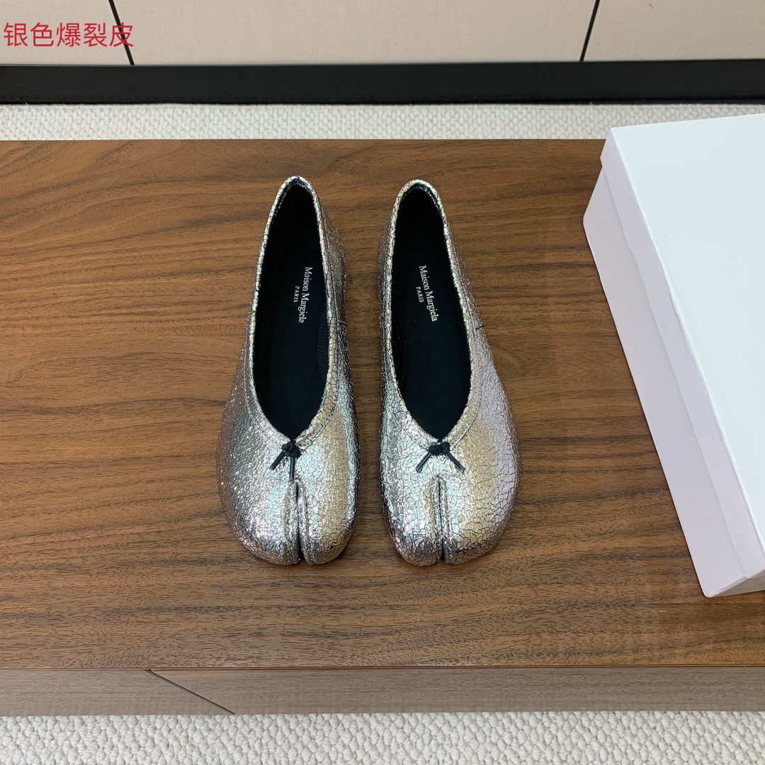 【Maison Margie*a】玛吉拉分趾单鞋。复古韵味，显瘦百搭。鞋面原版植柔羊皮、爆裂皮。羊皮内里