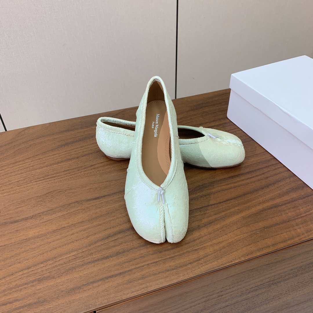 【Maison Margie*a】玛吉拉分趾单鞋。复古韵味，显瘦百搭。鞋面原版植柔羊皮、爆裂皮、刀割皮。