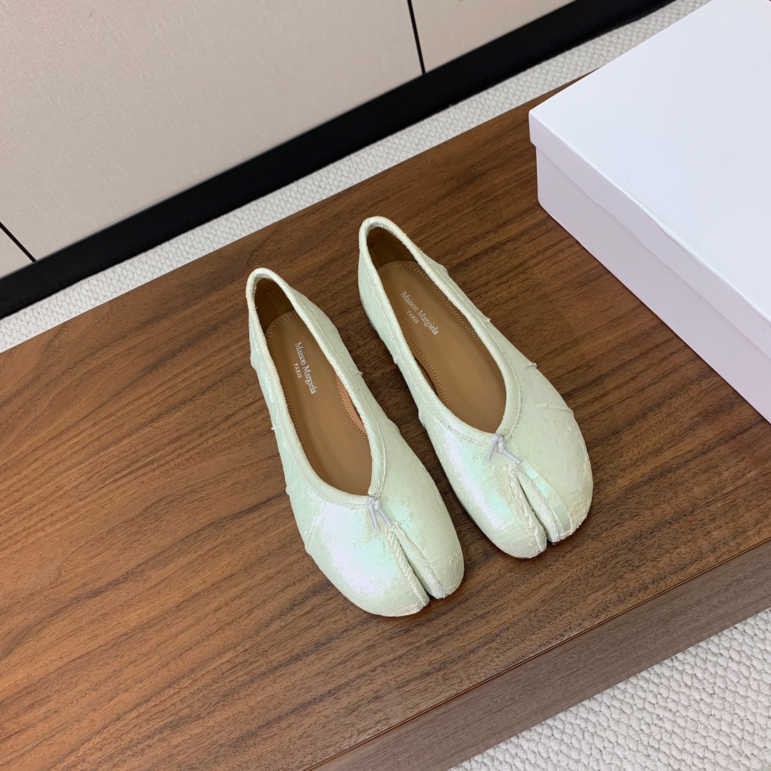 【Maison Margie*a】玛吉拉分趾单鞋。复古韵味，显瘦百搭。鞋面原版植柔羊皮、爆裂皮、刀割皮。