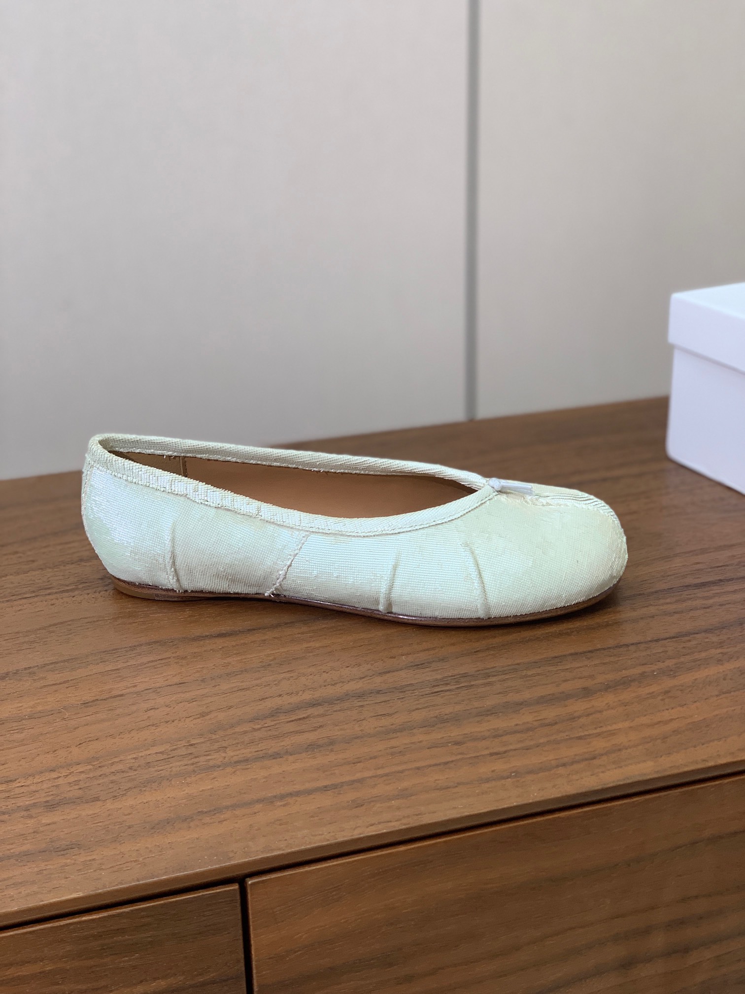 【Maison Margie*a】玛吉拉分趾单鞋。复古韵味，显瘦百搭。鞋面原版植柔羊皮、爆裂皮、刀割皮。