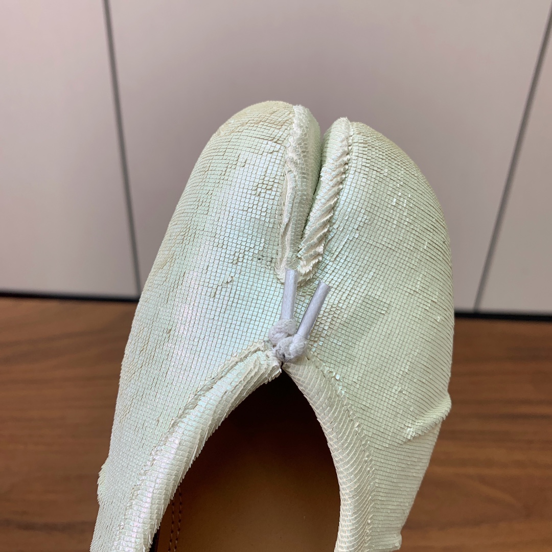 【Maison Margie*a】玛吉拉分趾单鞋。复古韵味，显瘦百搭。鞋面原版植柔羊皮、爆裂皮、刀割皮。