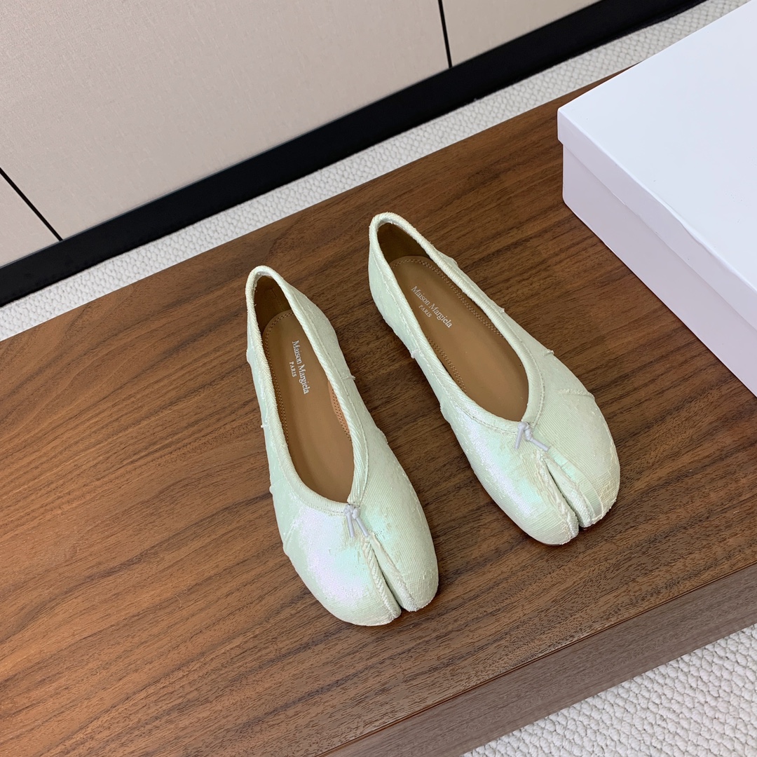 【Maison Margie*a】玛吉拉分趾单鞋。复古韵味，显瘦百搭。鞋面原版植柔羊皮、爆裂皮、刀割皮。