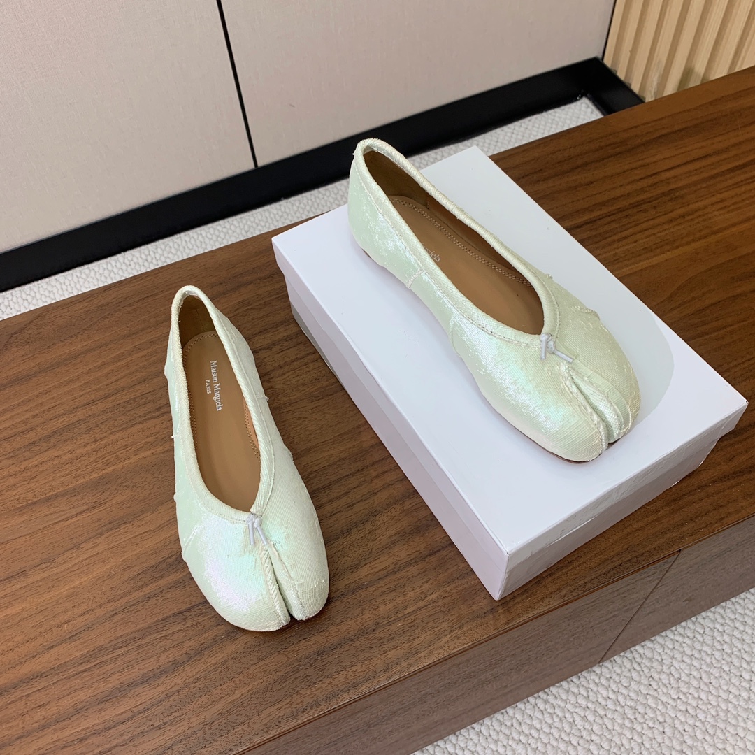 【Maison Margie*a】玛吉拉分趾单鞋。复古韵味，显瘦百搭。鞋面原版植柔羊皮、爆裂皮、刀割皮。