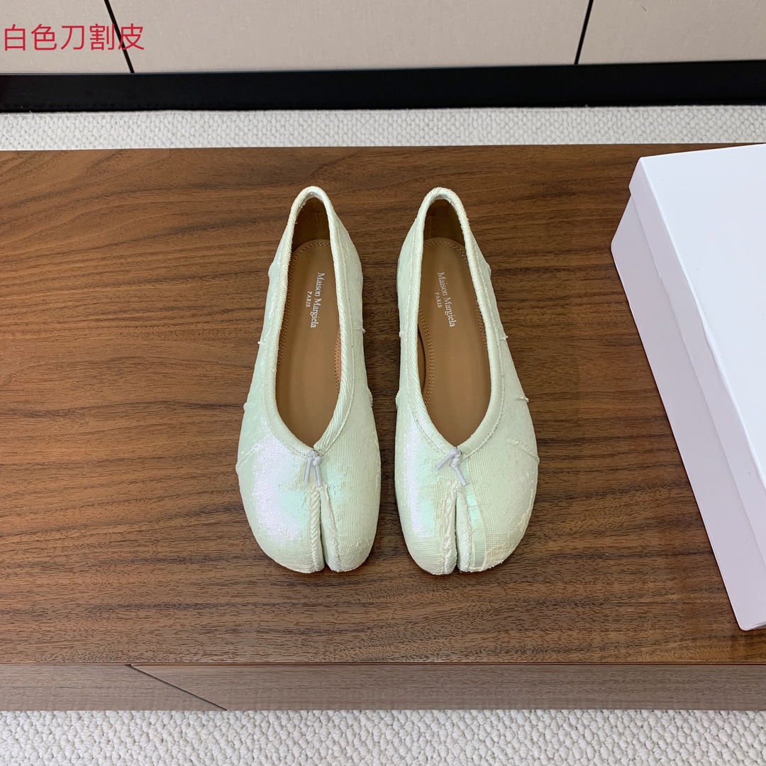 【Maison Margie*a】玛吉拉分趾单鞋。复古韵味，显瘦百搭。鞋面原版植柔羊皮、爆裂皮、刀割皮。
