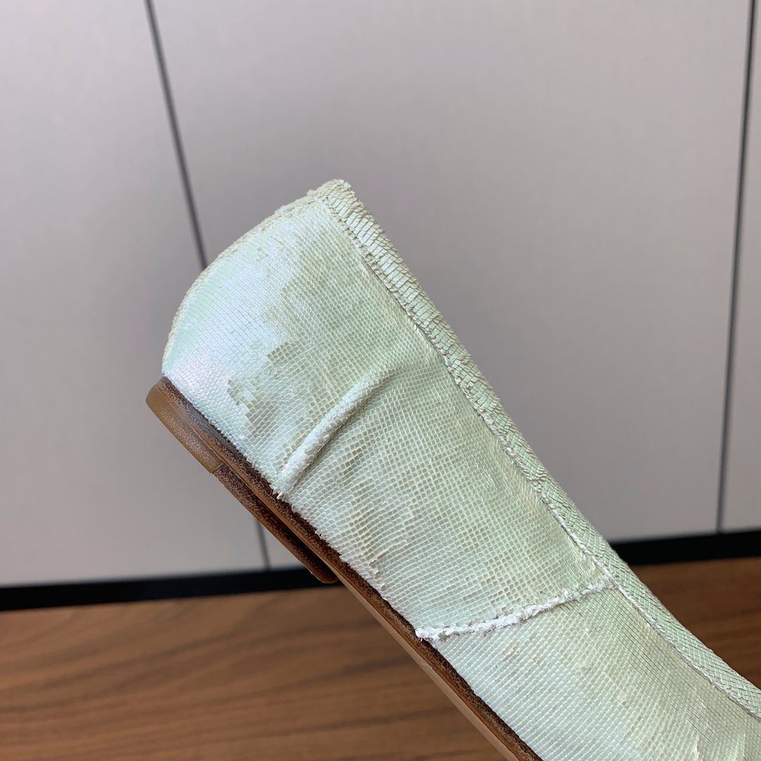 【Maison Margie*a】玛吉拉分趾单鞋。复古韵味，显瘦百搭。鞋面原版植柔羊皮、爆裂皮、刀割皮。