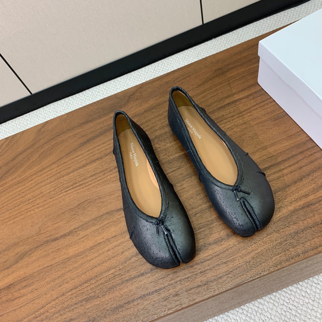 【Maison Margie*a】玛吉拉分趾单鞋。复古韵味，显瘦百搭。鞋面原版植柔羊皮、爆裂皮、刀割皮。
