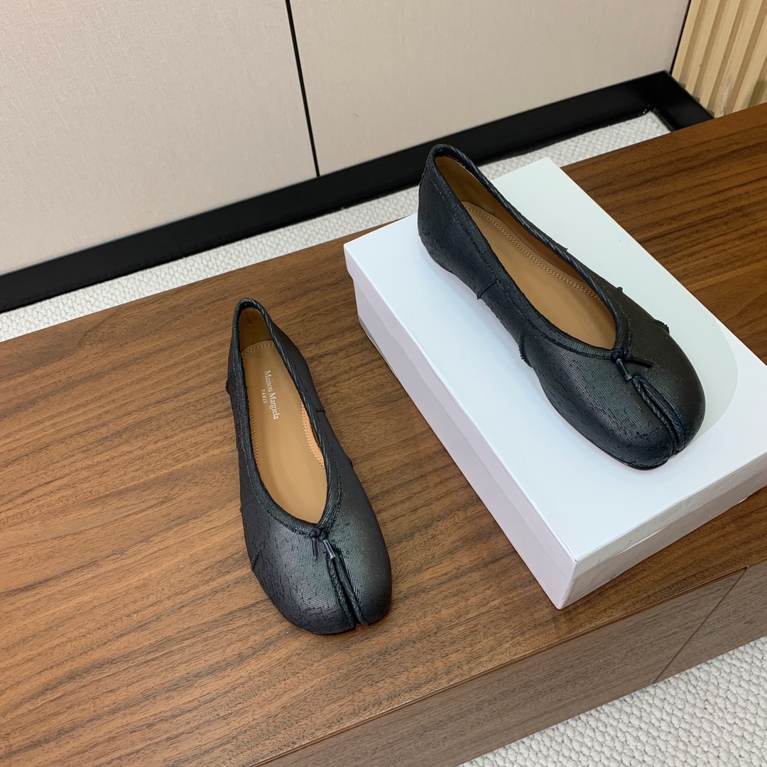 【Maison Margie*a】玛吉拉分趾单鞋。复古韵味，显瘦百搭。鞋面原版植柔羊皮、爆裂皮、刀割皮。
