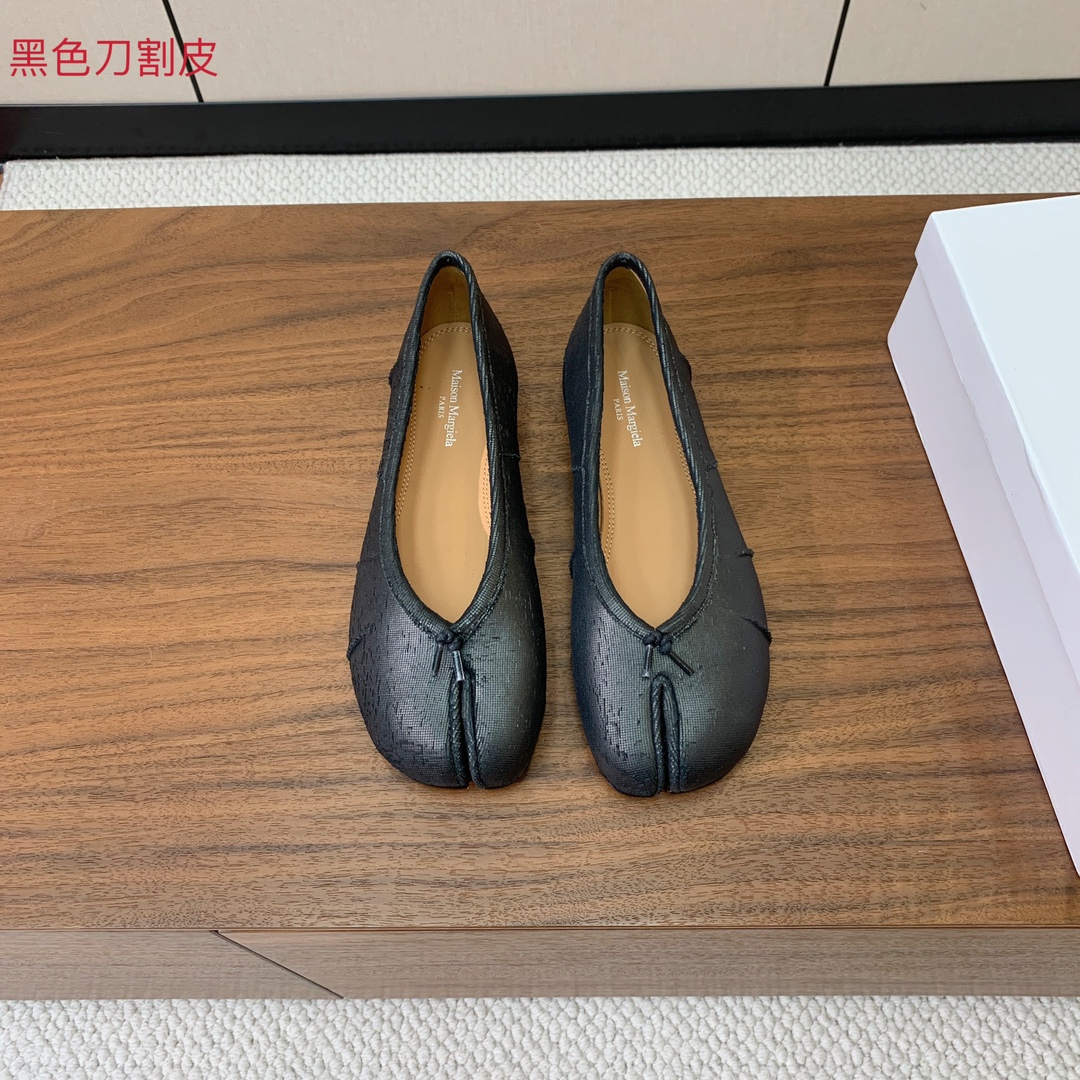 【Maison Margie*a】玛吉拉分趾单鞋。复古韵味，显瘦百搭。鞋面原版植柔羊皮、爆裂皮、刀割皮。
