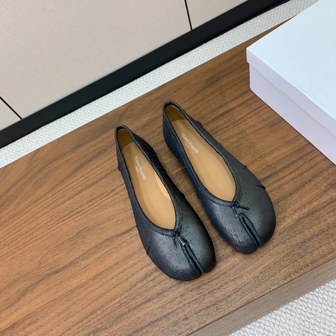 【Maison Margie*a】玛吉拉分趾单鞋。复古韵味，显瘦百搭。鞋面原版植柔羊皮、爆裂皮、刀割皮。