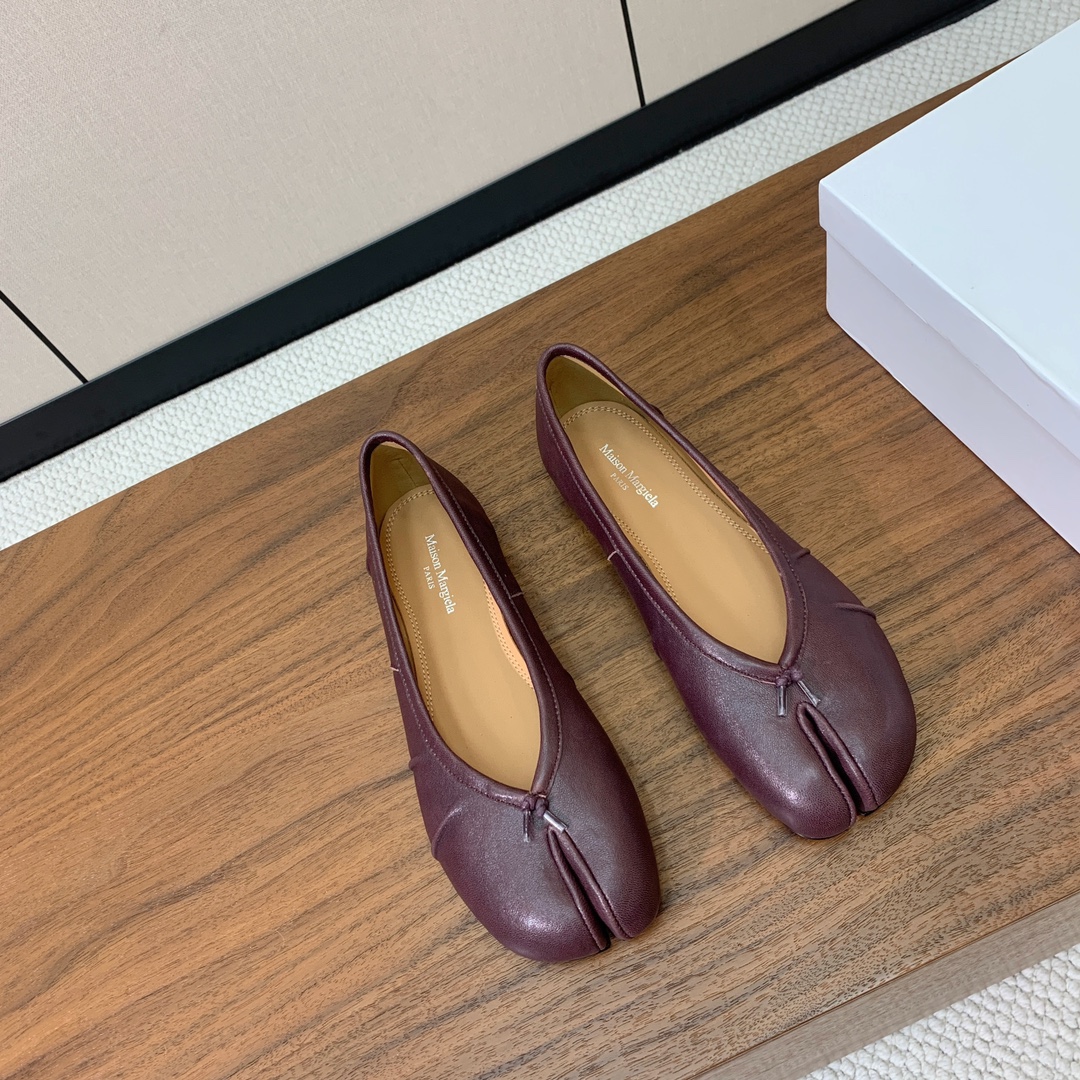 【Maison Margie*a】玛吉拉分趾单鞋。复古韵味，显瘦百搭。鞋面原版植柔羊皮、爆裂皮、刀割皮。