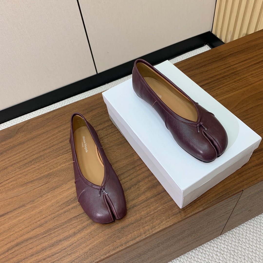 【Maison Margie*a】玛吉拉分趾单鞋。复古韵味，显瘦百搭。鞋面原版植柔羊皮、爆裂皮、刀割皮。