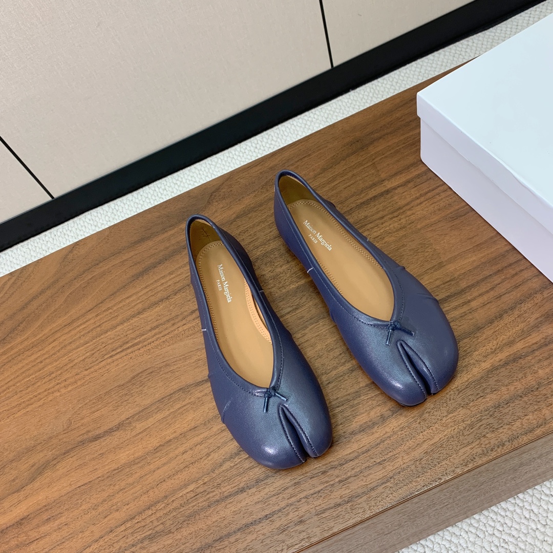 【Maison Margie*a】玛吉拉分趾单鞋。复古韵味，显瘦百搭。鞋面原版植柔羊皮、爆裂皮、刀割皮。