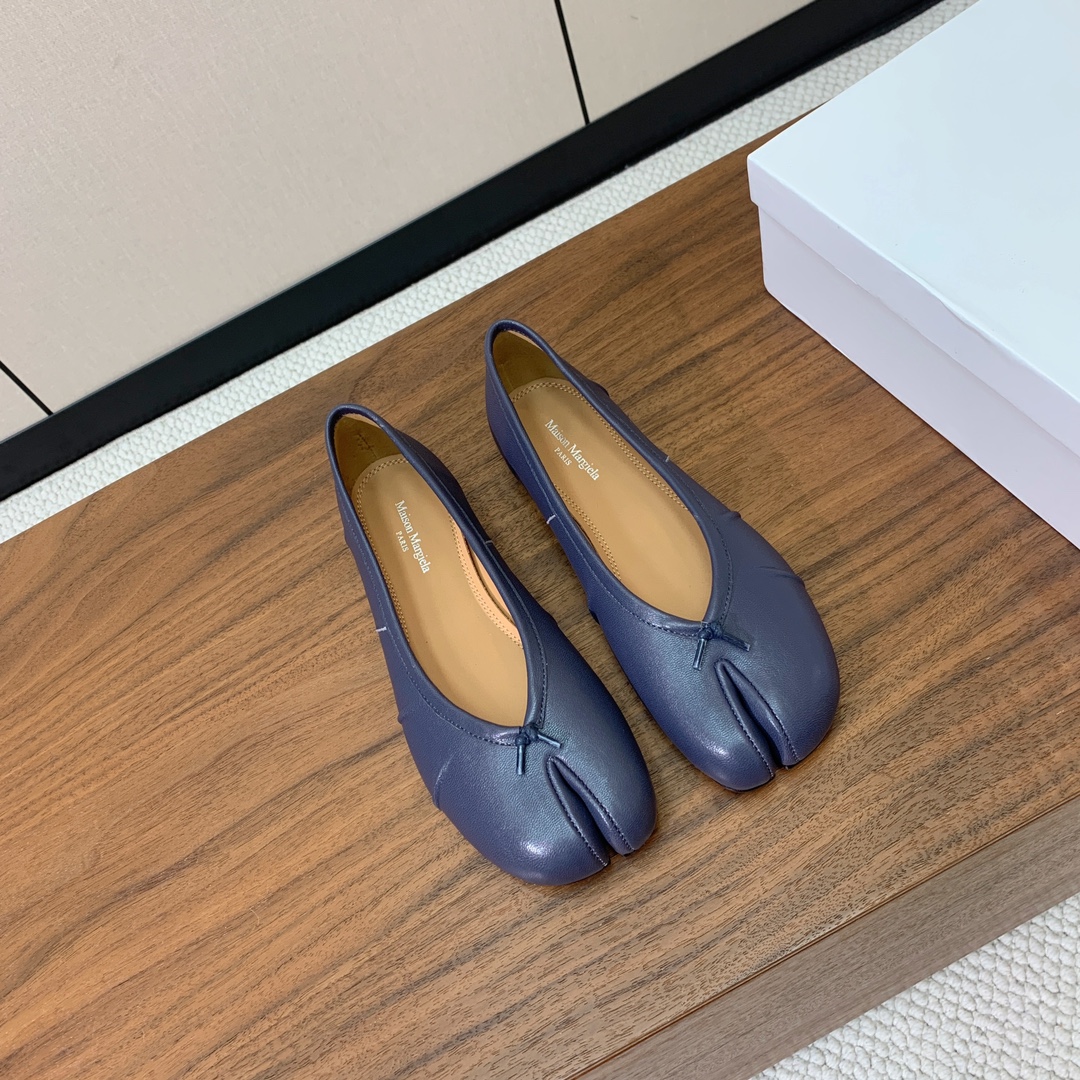 【Maison Margie*a】玛吉拉分趾单鞋。复古韵味，显瘦百搭。鞋面原版植柔羊皮、爆裂皮、刀割皮。