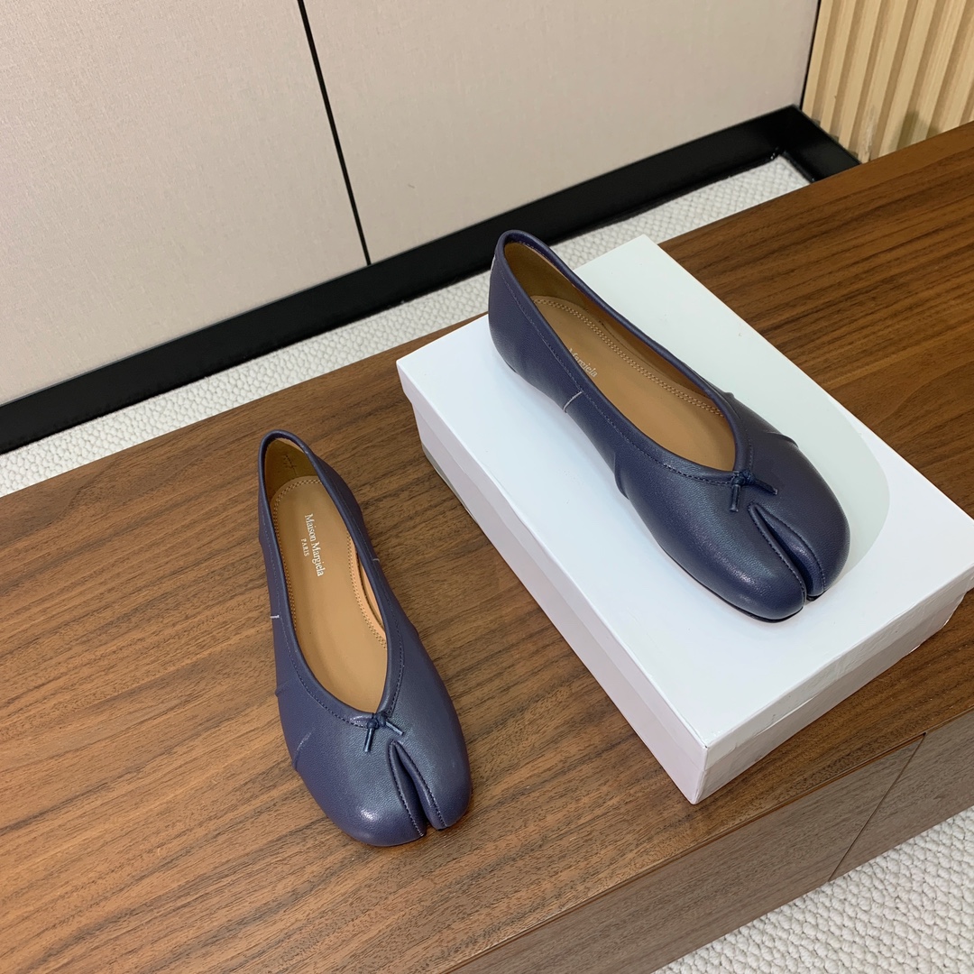 【Maison Margie*a】玛吉拉分趾单鞋。复古韵味，显瘦百搭。鞋面原版植柔羊皮、爆裂皮、刀割皮。