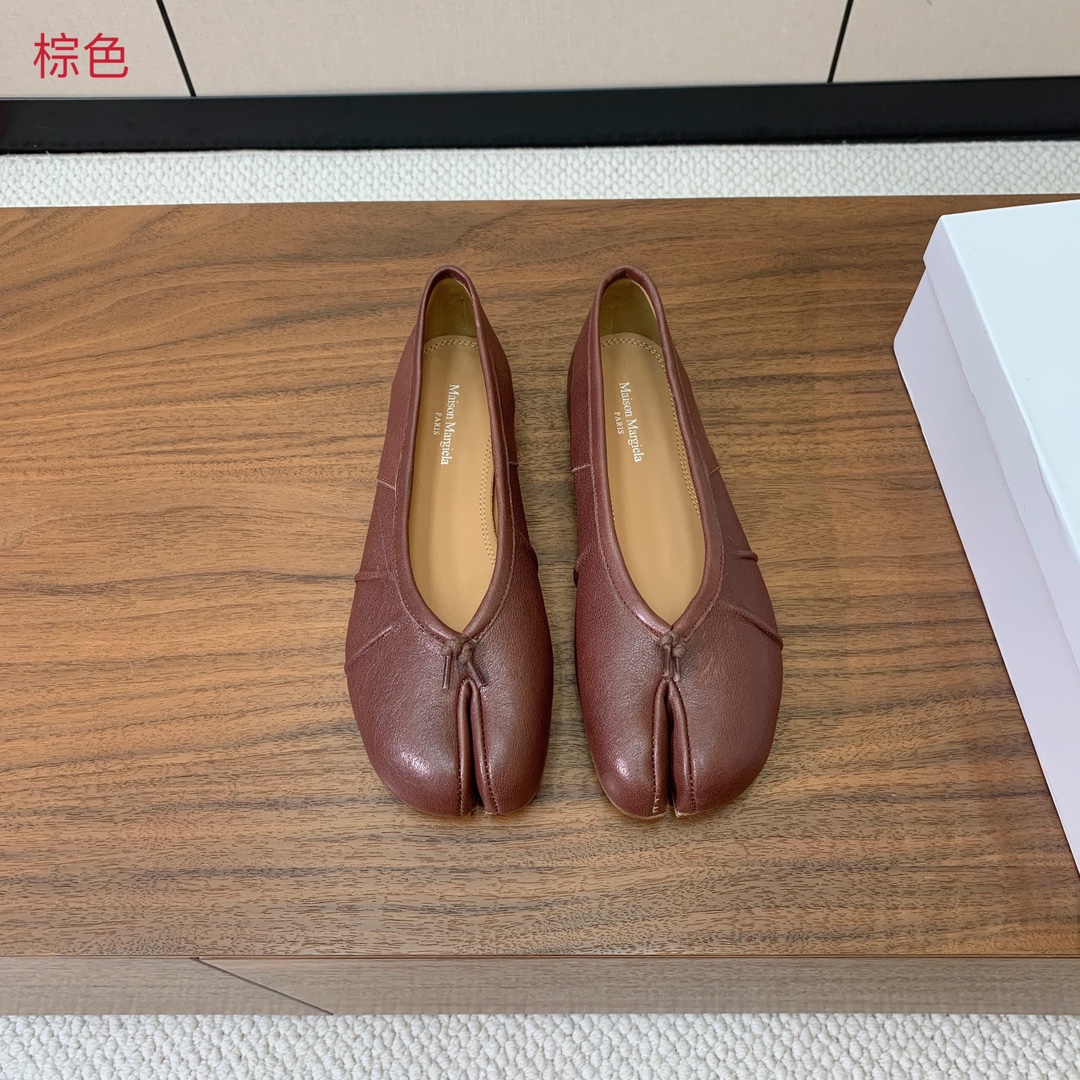 【Maison Margie*a】玛吉拉分趾单鞋。复古韵味，显瘦百搭。鞋面原版植柔羊皮、爆裂皮、刀割皮。