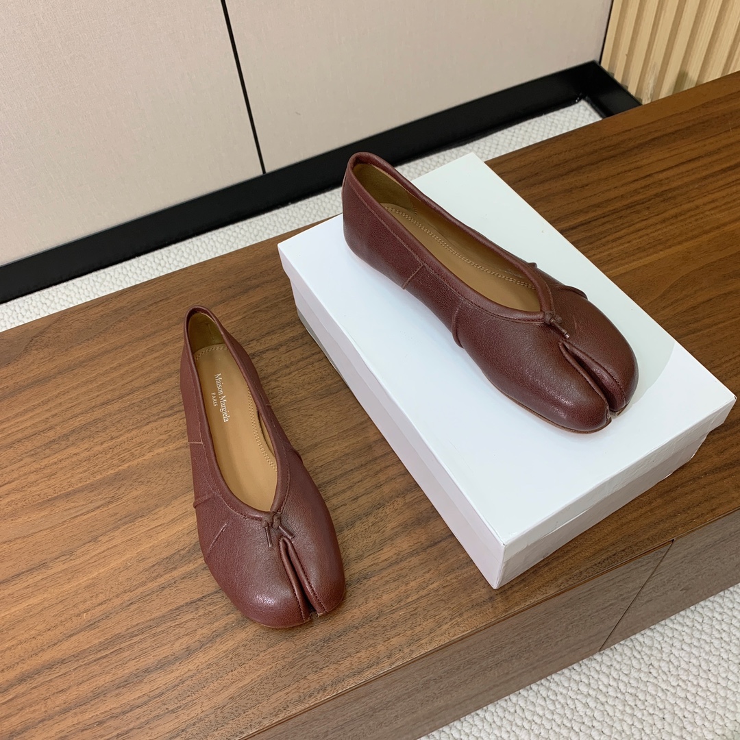 【Maison Margie*a】玛吉拉分趾单鞋。复古韵味，显瘦百搭。鞋面原版植柔羊皮、爆裂皮、刀割皮。