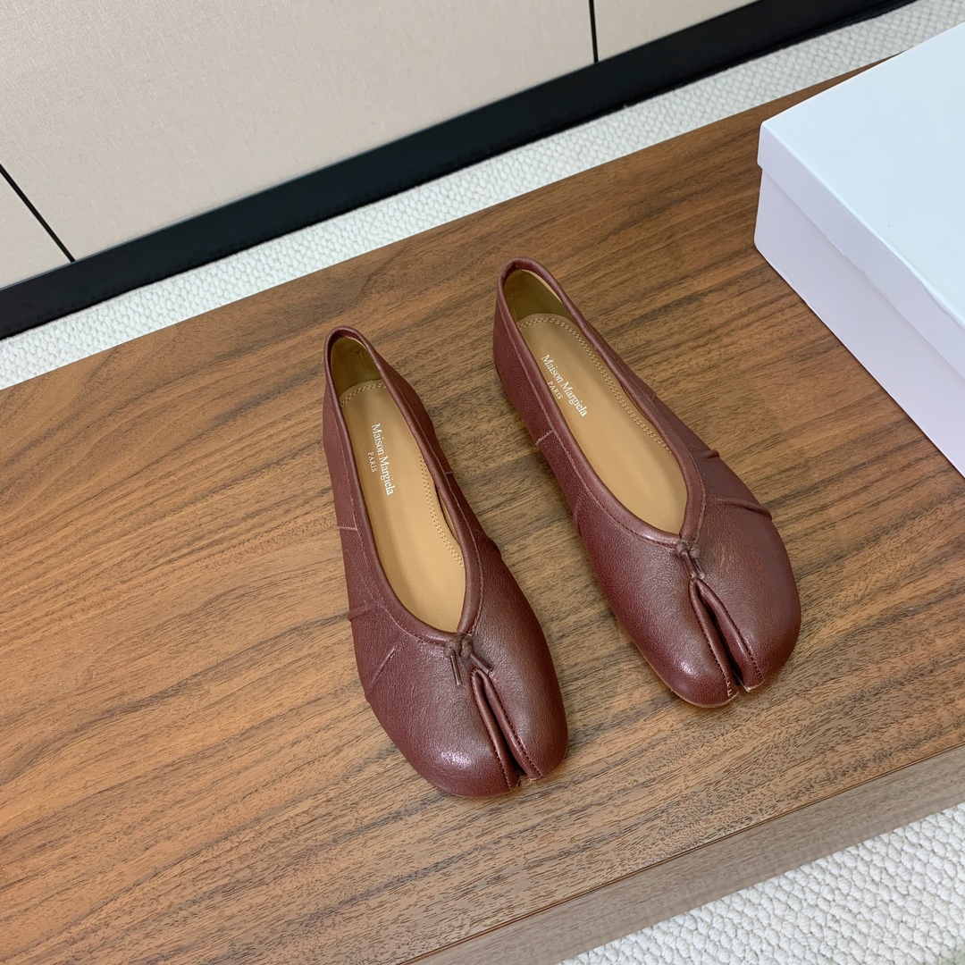 【Maison Margie*a】玛吉拉分趾单鞋。复古韵味，显瘦百搭。鞋面原版植柔羊皮、爆裂皮、刀割皮。