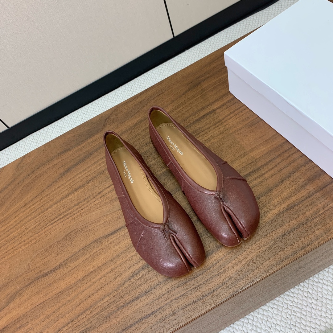 【Maison Margie*a】玛吉拉分趾单鞋。复古韵味，显瘦百搭。鞋面原版植柔羊皮、爆裂皮、刀割皮。