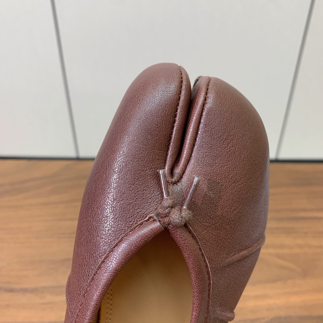 【Maison Margie*a】玛吉拉分趾单鞋。复古韵味，显瘦百搭。鞋面原版植柔羊皮、爆裂皮、刀割皮。