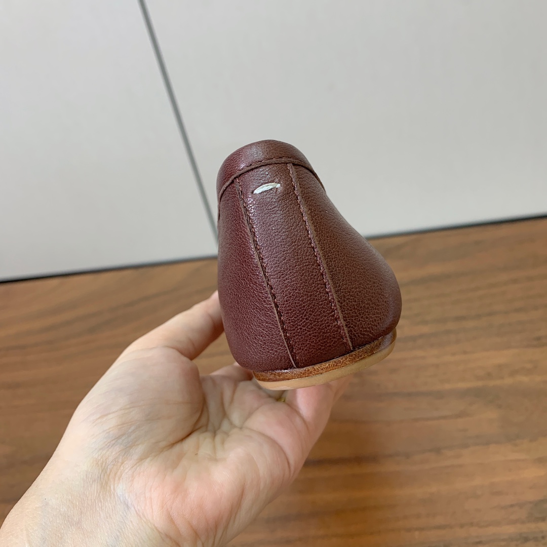 【Maison Margie*a】玛吉拉分趾单鞋。复古韵味，显瘦百搭。鞋面原版植柔羊皮、爆裂皮、刀割皮。