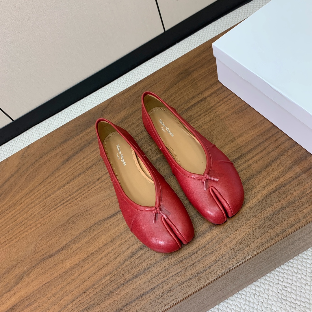 【Maison Margie*a】玛吉拉分趾单鞋。复古韵味，显瘦百搭。鞋面原版植柔羊皮、爆裂皮、刀割皮。