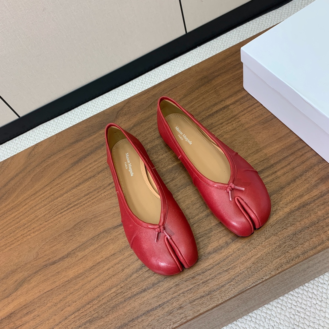 【Maison Margie*a】玛吉拉分趾单鞋。复古韵味，显瘦百搭。鞋面原版植柔羊皮、爆裂皮、刀割皮。