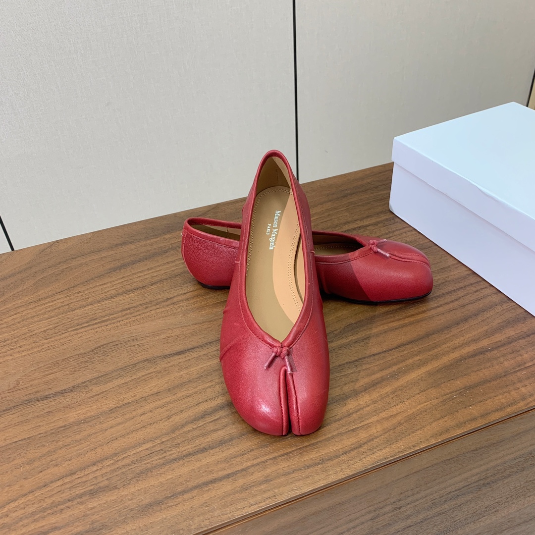【Maison Margie*a】玛吉拉分趾单鞋。复古韵味，显瘦百搭。鞋面原版植柔羊皮、爆裂皮、刀割皮。