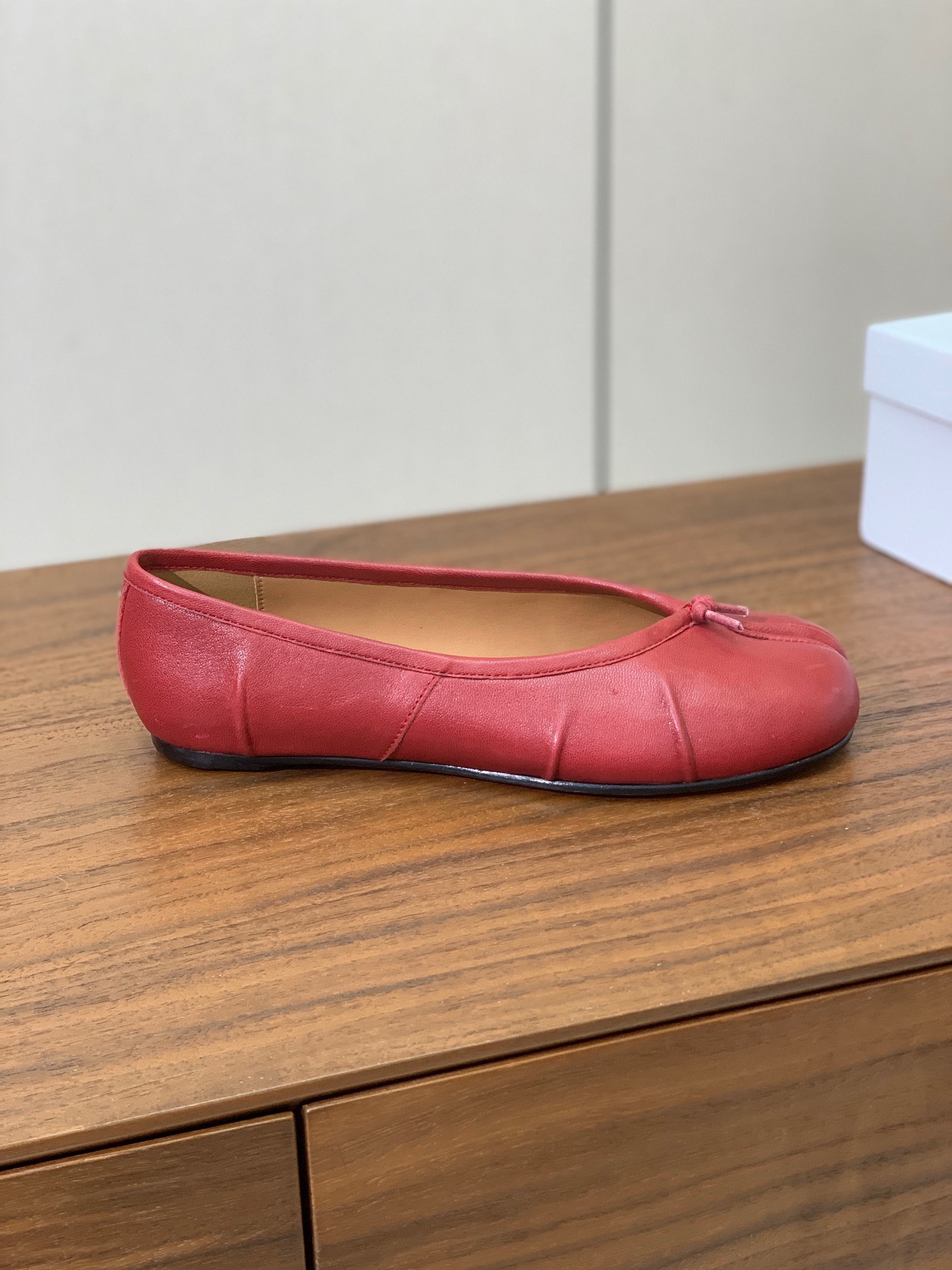 【Maison Margie*a】玛吉拉分趾单鞋。复古韵味，显瘦百搭。鞋面原版植柔羊皮、爆裂皮、刀割皮。