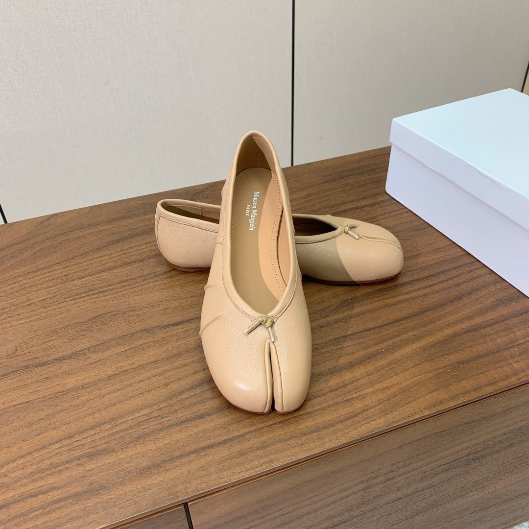 【Maison Margie*a】玛吉拉分趾单鞋。复古韵味，显瘦百搭。鞋面原版植柔羊皮、爆裂皮、刀割皮。