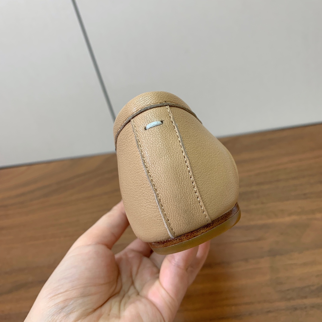 【Maison Margie*a】玛吉拉分趾单鞋。复古韵味，显瘦百搭。鞋面原版植柔羊皮、爆裂皮、刀割皮。