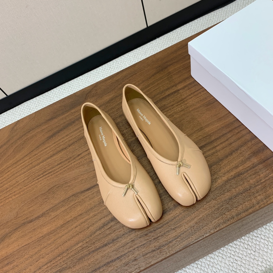 【Maison Margie*a】玛吉拉分趾单鞋。复古韵味，显瘦百搭。鞋面原版植柔羊皮、爆裂皮、刀割皮。