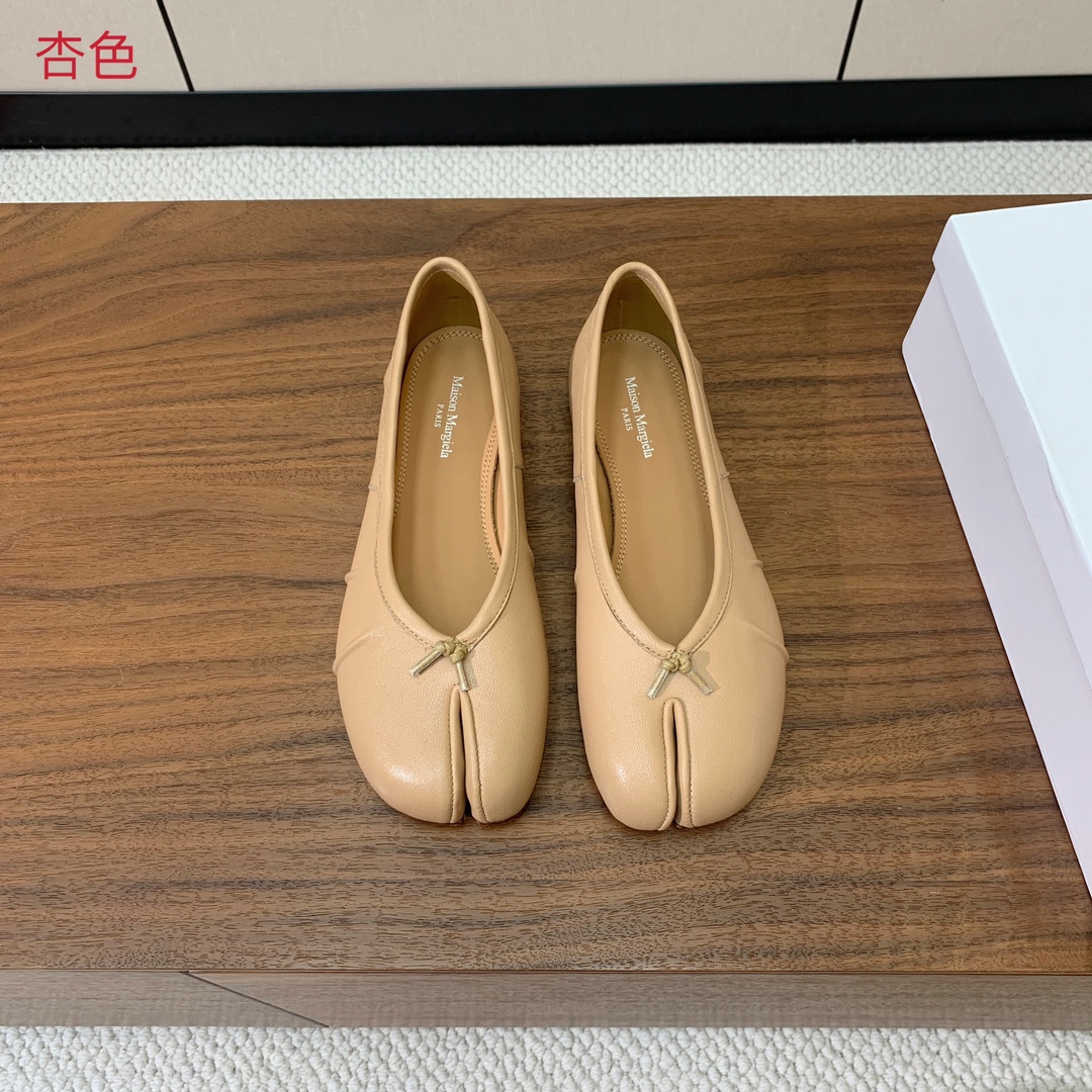 【Maison Margie*a】玛吉拉分趾单鞋。复古韵味，显瘦百搭。鞋面原版植柔羊皮、爆裂皮、刀割皮。