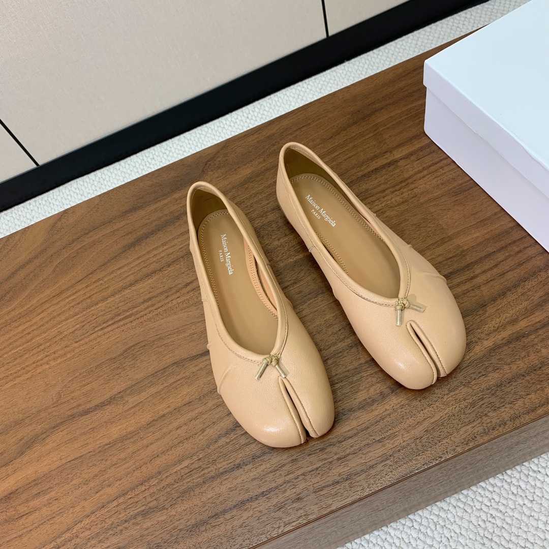 【Maison Margie*a】玛吉拉分趾单鞋。复古韵味，显瘦百搭。鞋面原版植柔羊皮、爆裂皮、刀割皮。