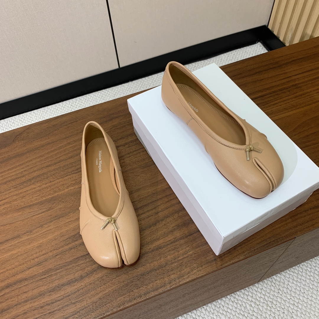 【Maison Margie*a】玛吉拉分趾单鞋。复古韵味，显瘦百搭。鞋面原版植柔羊皮、爆裂皮、刀割皮。