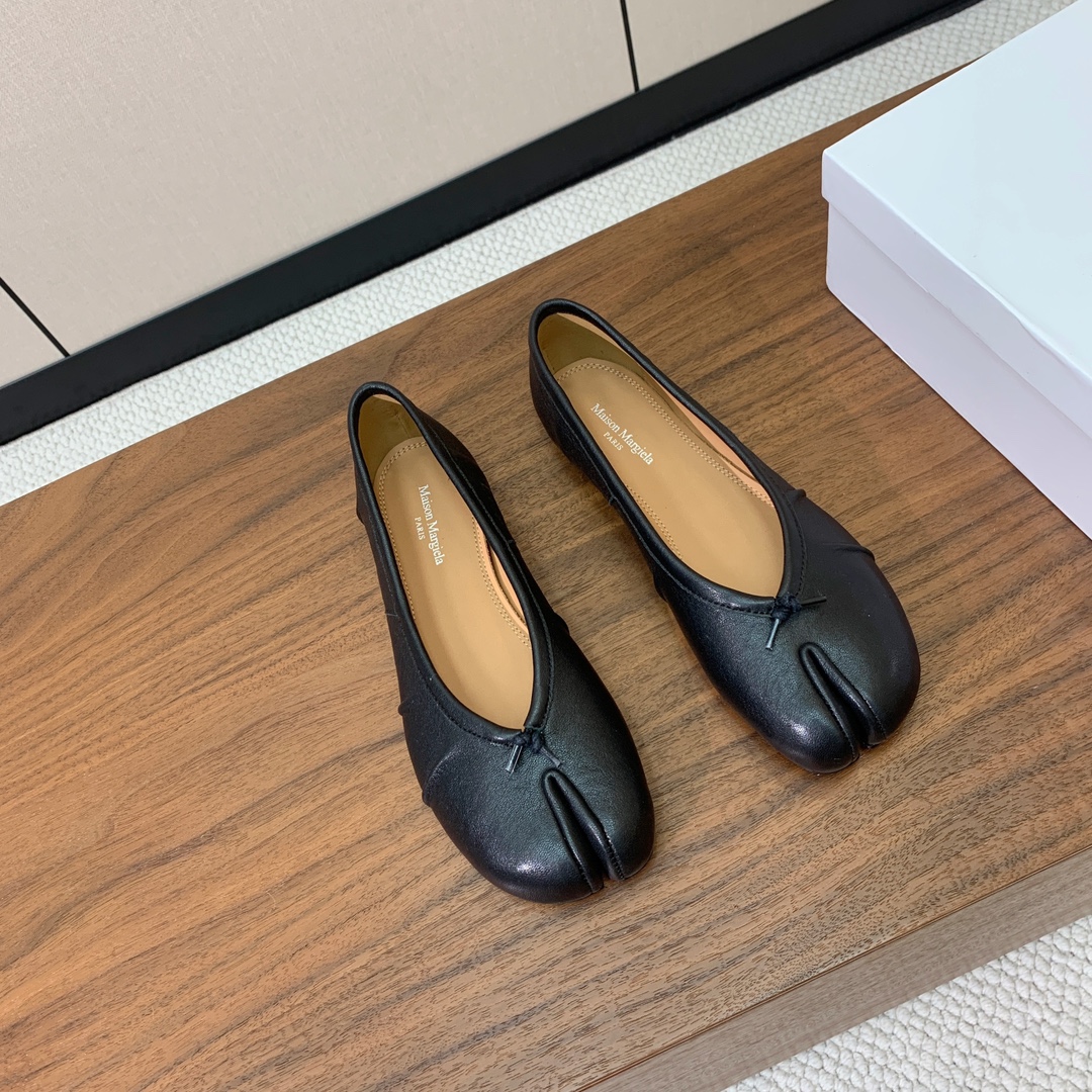 【Maison Margie*a】玛吉拉分趾单鞋。复古韵味，显瘦百搭。鞋面原版植柔羊皮、爆裂皮、刀割皮。