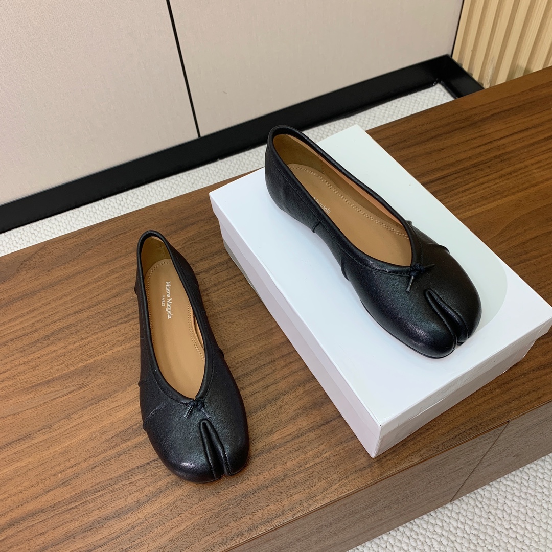 【Maison Margie*a】玛吉拉分趾单鞋。复古韵味，显瘦百搭。鞋面原版植柔羊皮、爆裂皮、刀割皮。