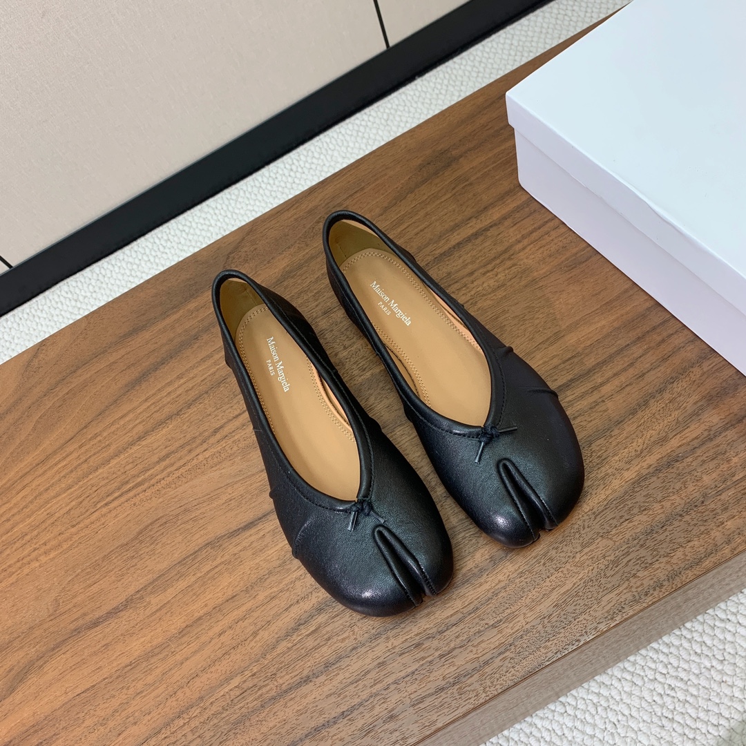 【Maison Margie*a】玛吉拉分趾单鞋。复古韵味，显瘦百搭。鞋面原版植柔羊皮、爆裂皮、刀割皮。