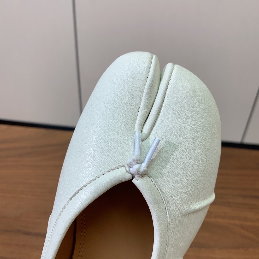 【Maison Margie*a】玛吉拉分趾单鞋。复古韵味，显瘦百搭。鞋面原版植柔羊皮、爆裂皮、刀割皮。