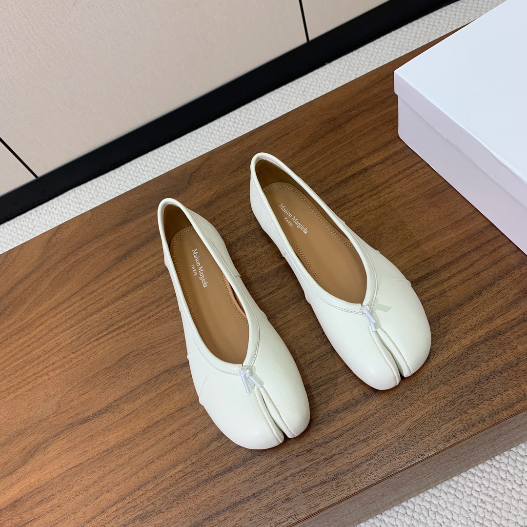 【Maison Margie*a】玛吉拉分趾单鞋。复古韵味，显瘦百搭。鞋面原版植柔羊皮、爆裂皮、刀割皮。