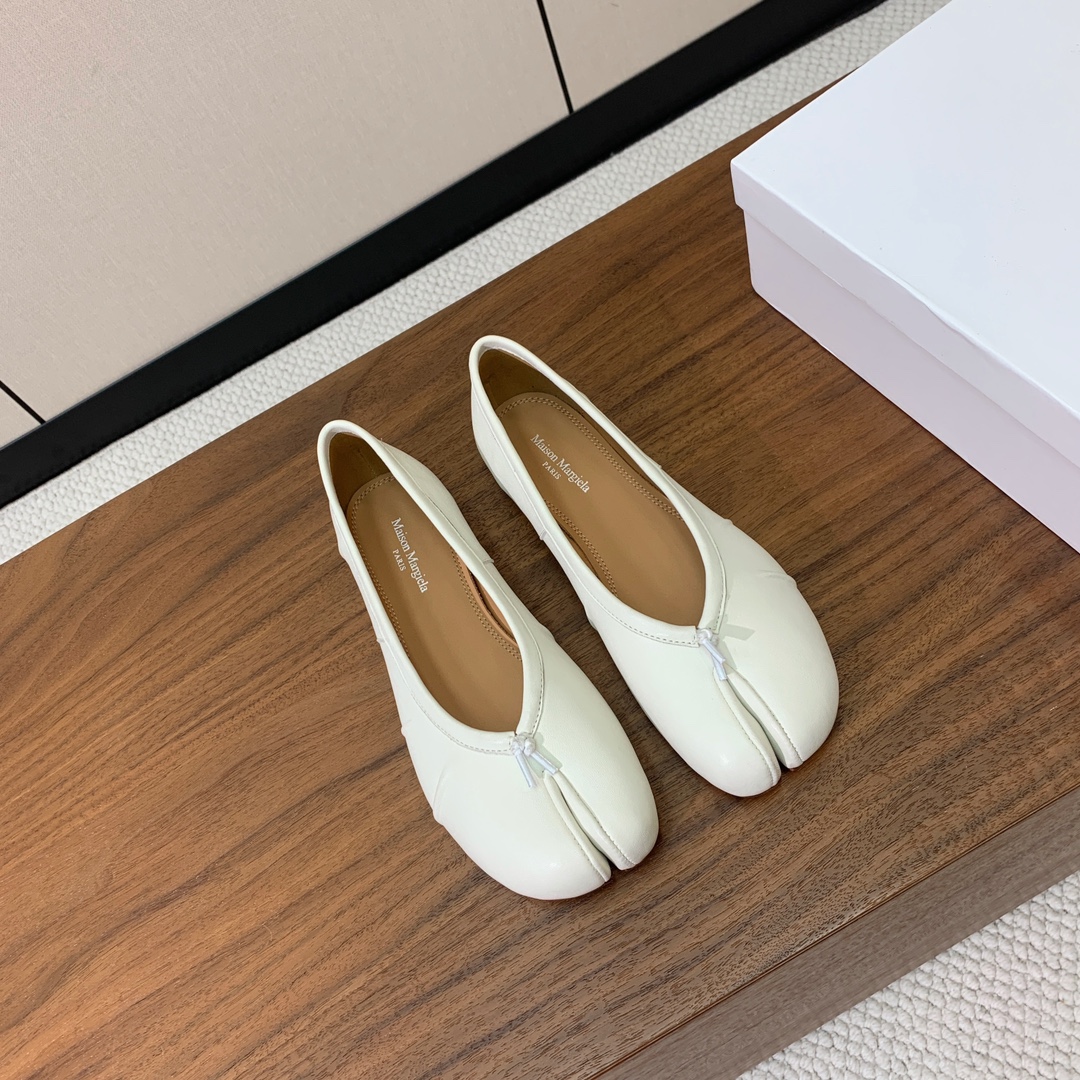 【Maison Margie*a】玛吉拉分趾单鞋。复古韵味，显瘦百搭。鞋面原版植柔羊皮、爆裂皮、刀割皮。