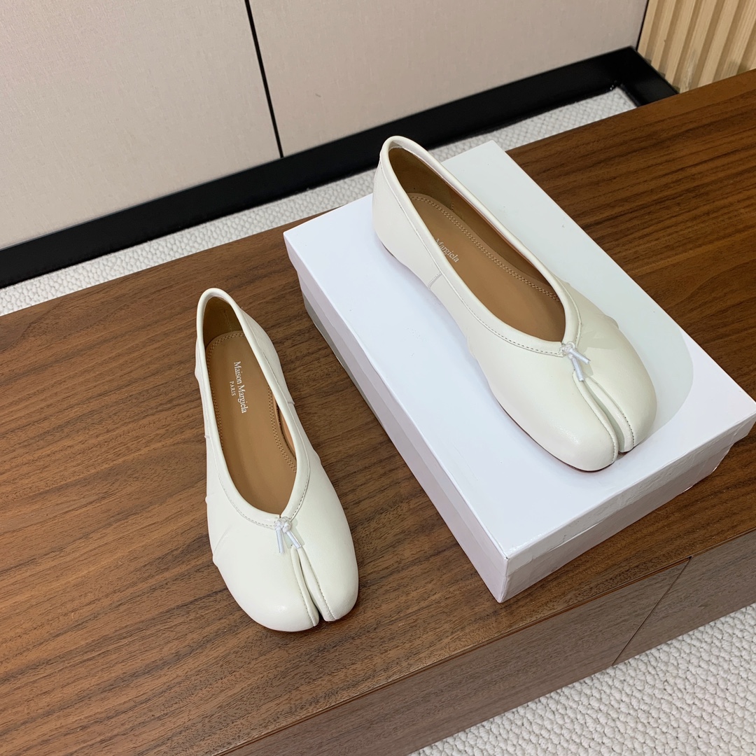 【Maison Margie*a】玛吉拉分趾单鞋。复古韵味，显瘦百搭。鞋面原版植柔羊皮、爆裂皮、刀割皮。