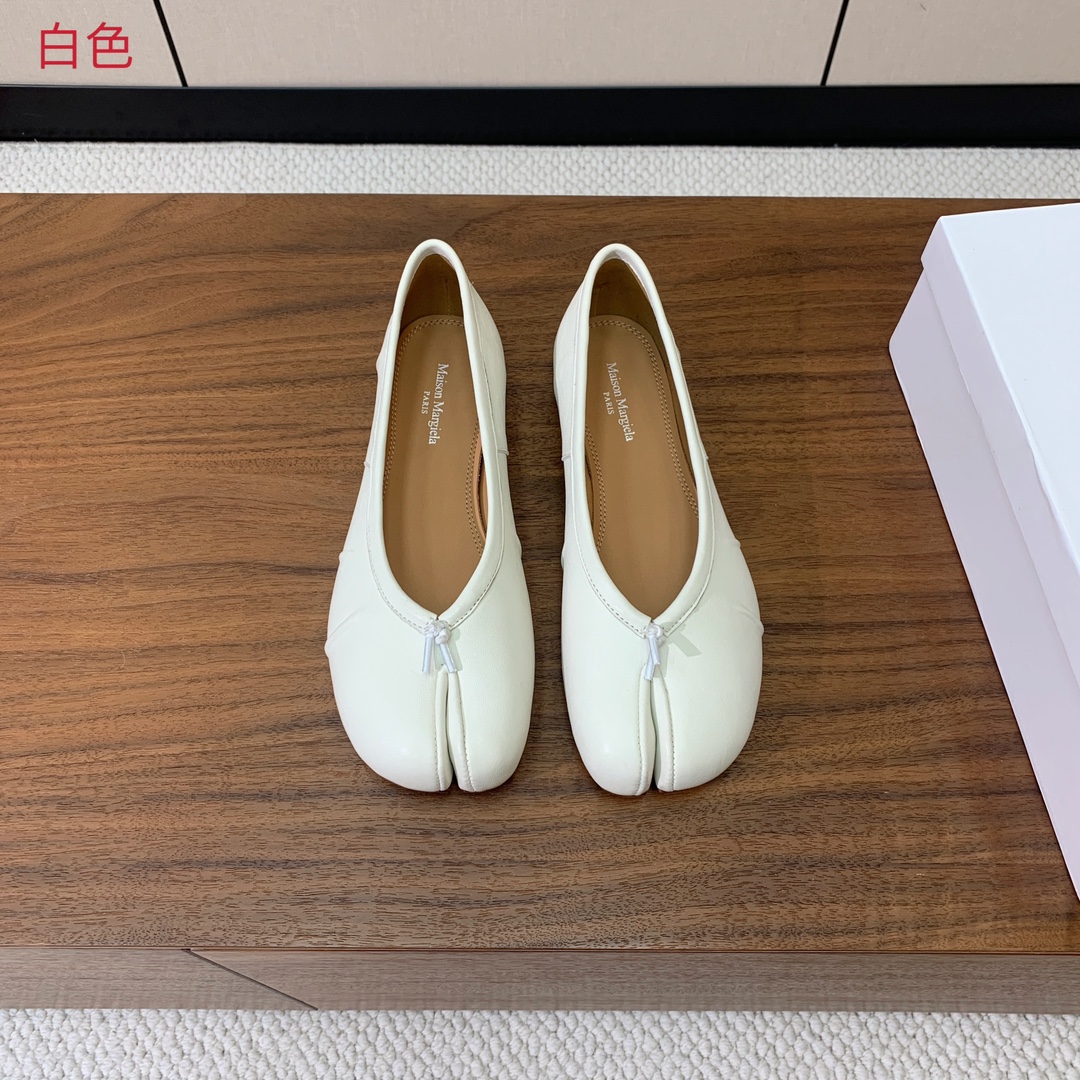 【Maison Margie*a】玛吉拉分趾单鞋。复古韵味，显瘦百搭。鞋面原版植柔羊皮、爆裂皮、刀割皮。