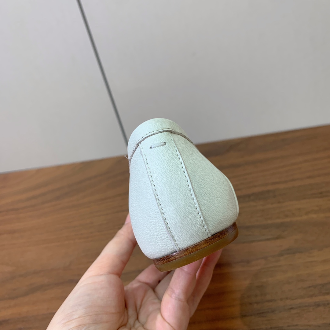 【Maison Margie*a】玛吉拉分趾单鞋。复古韵味，显瘦百搭。鞋面原版植柔羊皮、爆裂皮、刀割皮。