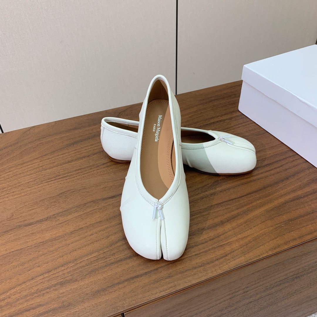 【Maison Margie*a】玛吉拉分趾单鞋。复古韵味，显瘦百搭。鞋面原版植柔羊皮、爆裂皮、刀割皮。